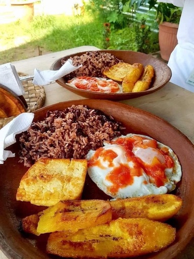 Gallo Pinto con queso y huevo